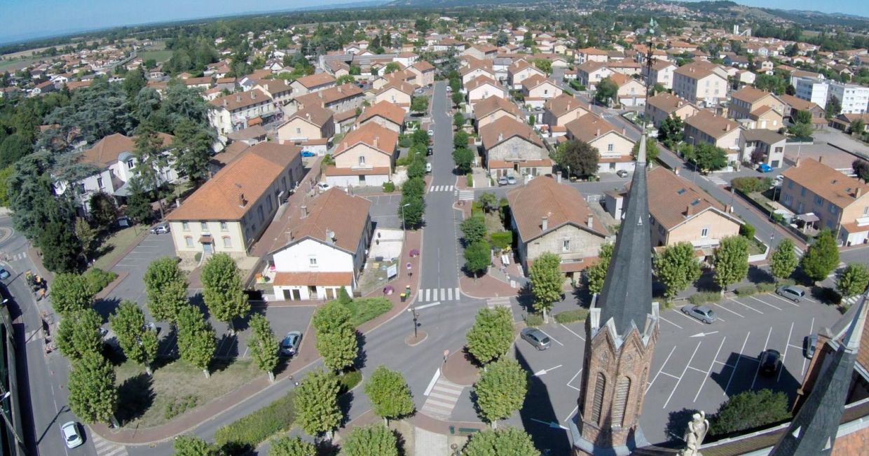 Survol de l'église de Veauche dans la Loire